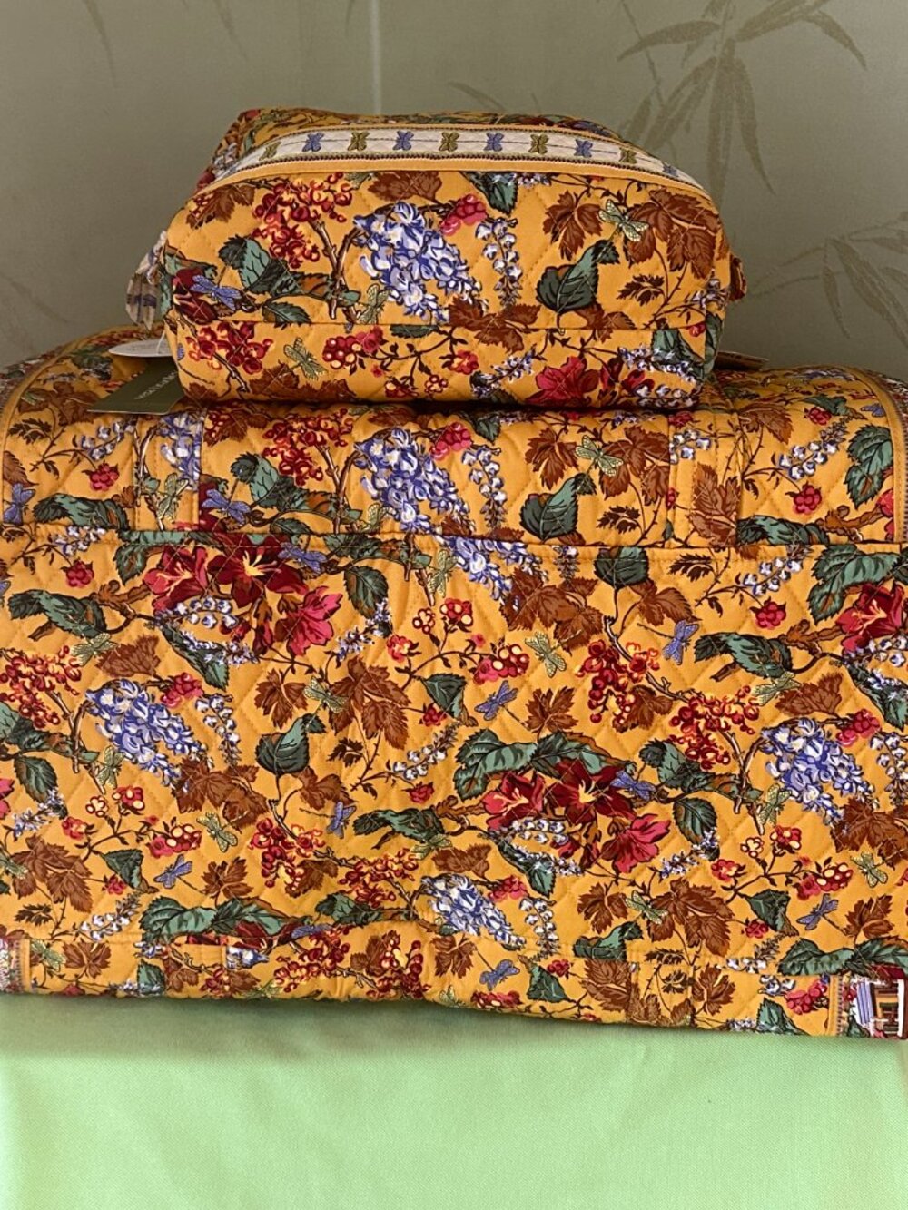 VERA BRADLEY x GILMORE GIRLS LARGE ORIGINAL DUFFEL BAG + COSMETIC BAG (SET):NWT - Picture 11 of 15